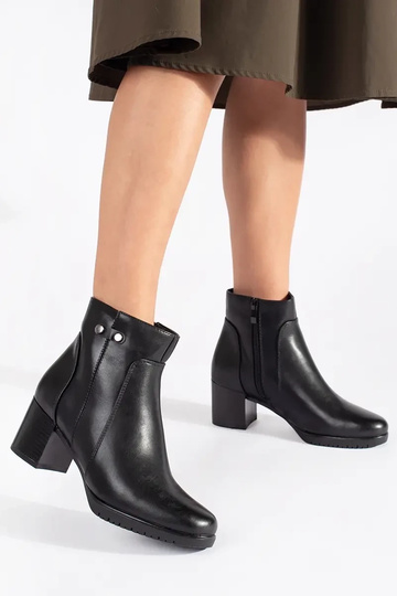 Schwarze Schuhe auf hohen... 2