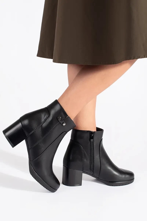 Schwarze Schuhe auf hohen Absätzen...