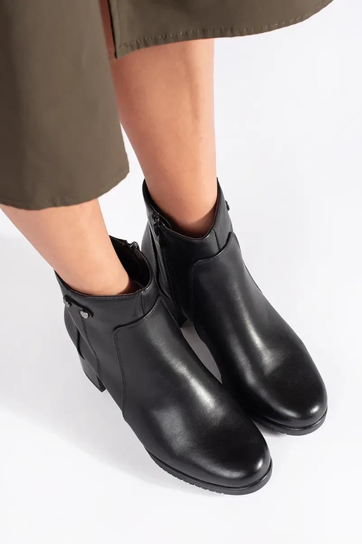 Schwarze Schuhe auf hohen Absätzen...