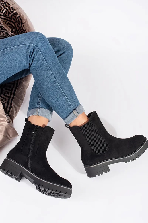 Schwarze flache Wildlederschuhe mit... Schwarze flache Wildlederschuhe mit...