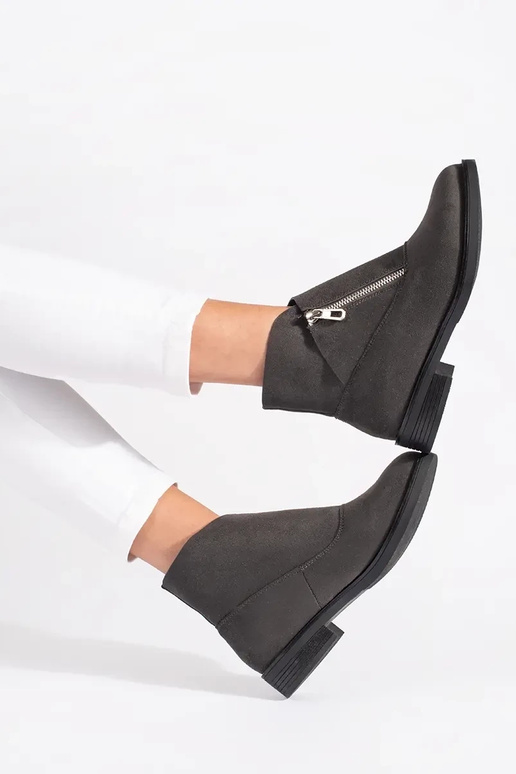 Graue flache Schuhe mit Schnalle