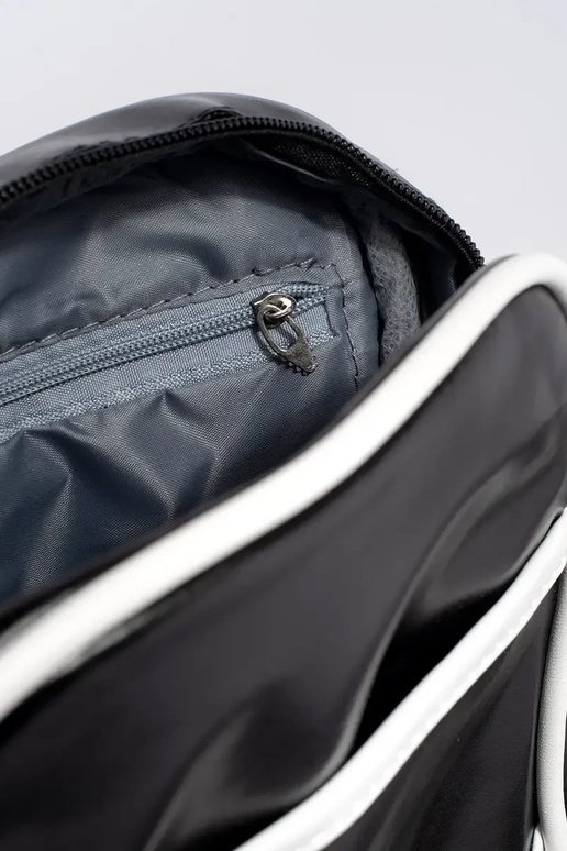 Schwarze kleine Jugendtasche