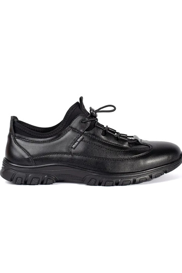 Schwarze flache Sportschuhe