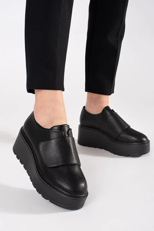 Schwarze Schuhe auf Keil