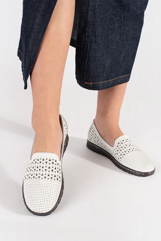 Weiße Schnürschuhe mit Lochmuster Weiße Schnürschuhe mit Lochmuster