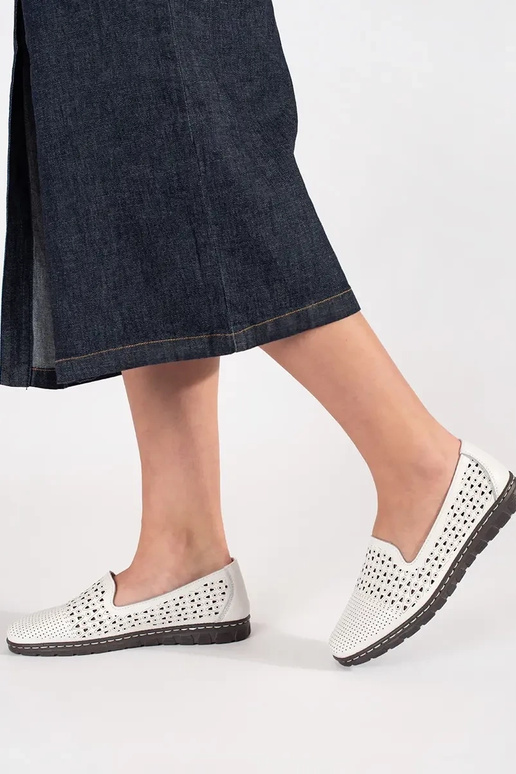 Weiße Schnürschuhe mit Lochmuster Weiße Schnürschuhe mit Lochmuster