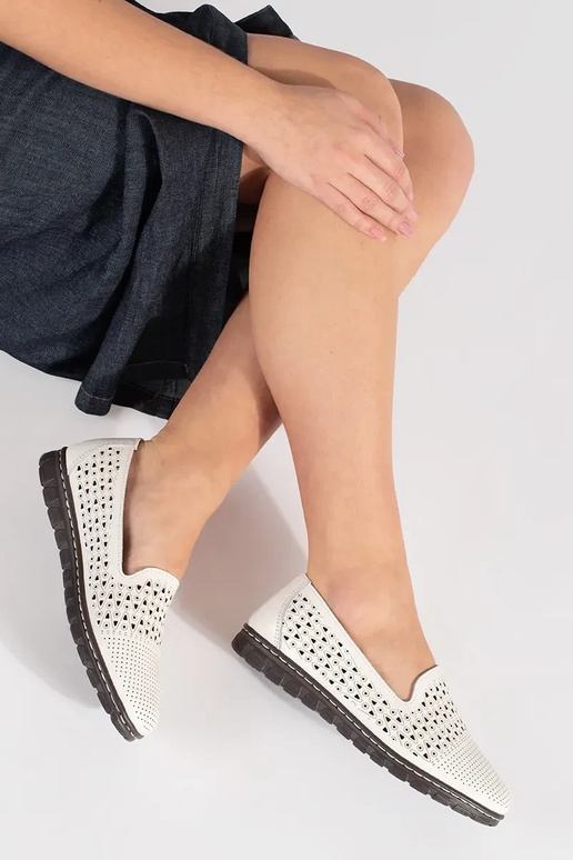 Weiße Schnürschuhe mit Lochmuster Weiße Schnürschuhe mit Lochmuster