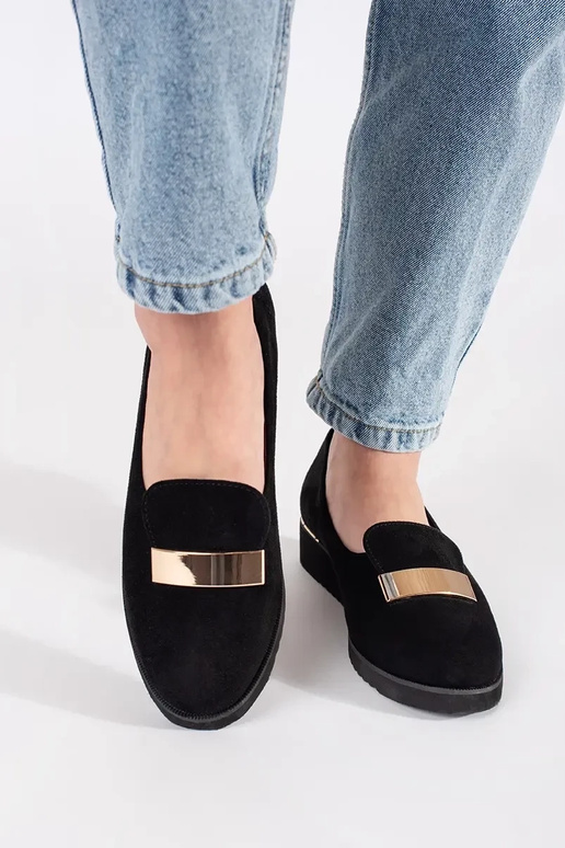 Schwarze Halbboots auf Plattform