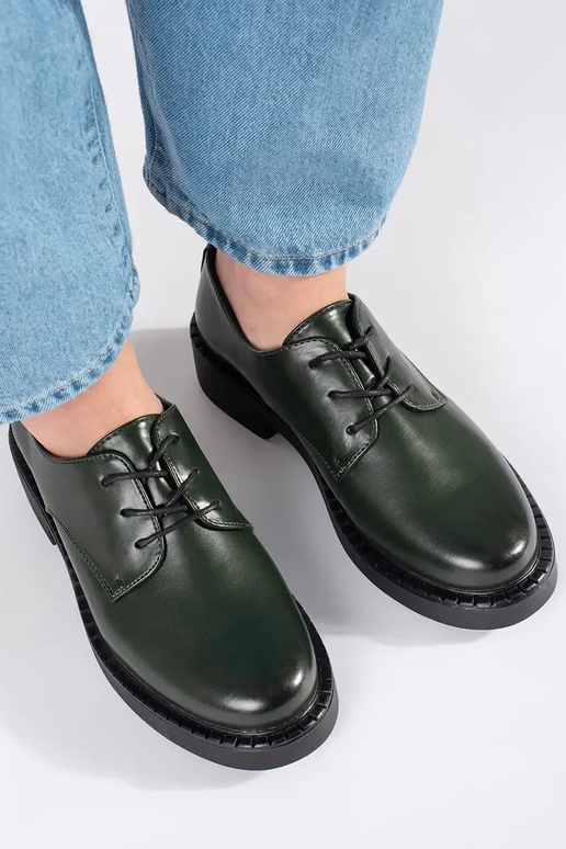 Grüne Halbboots auf niedrigem Absatz...