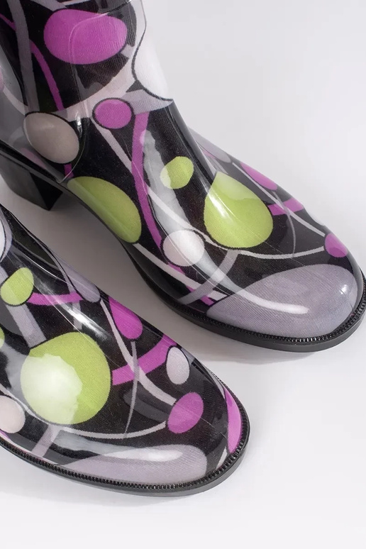 Punktierte Gummistiefel mit Absatz