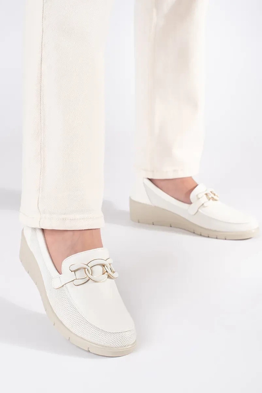 Weiße Halbboots auf Plattform mit...