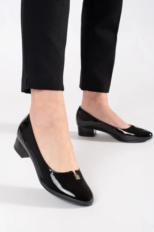 Schwarze Pumps mit Lackeffekt auf...