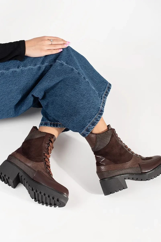 Bordeauxfarbene Schnürschuhe mit...