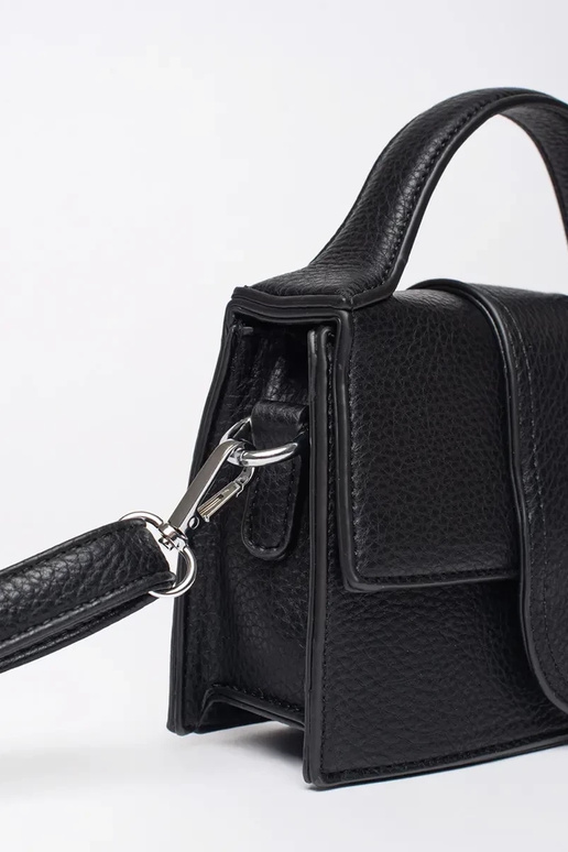 Schwarze kleine Tasche mit Henkel