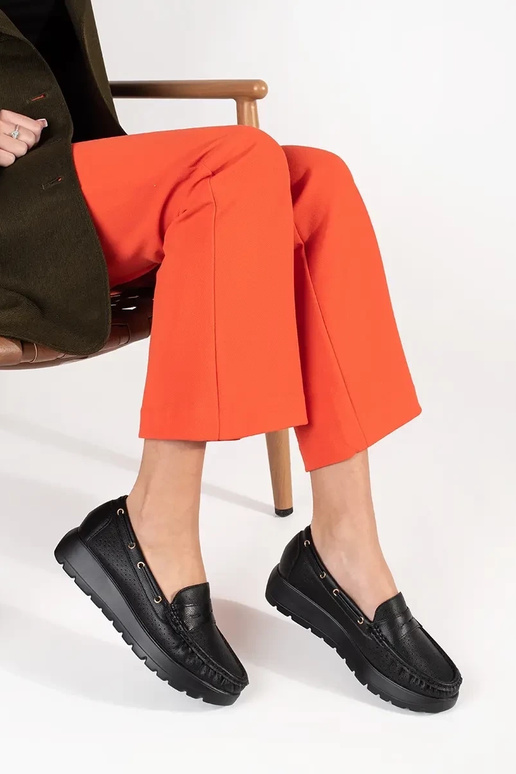 Stylische schwarze Damen Mokassins Stylische schwarze Damen Mokassins