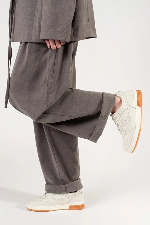 Elfenbeinfarbene Sneakers mit Plateau