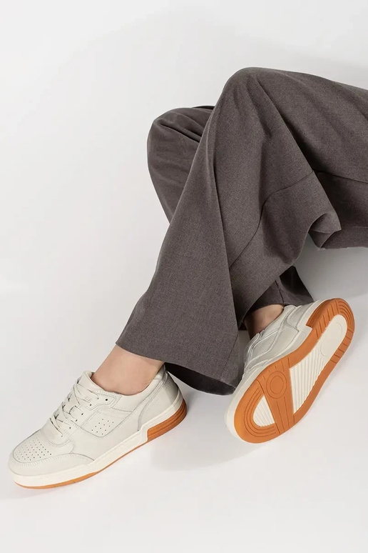 Elfenbeinfarbene Sneakers mit Plateau