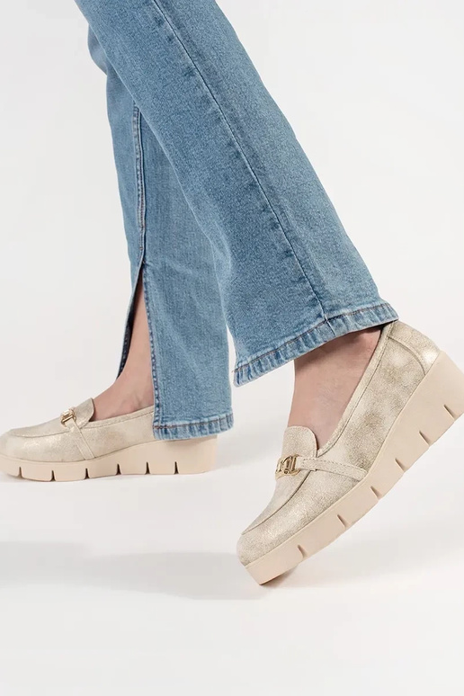 Goldene Mokassins auf Wedge mit Kette