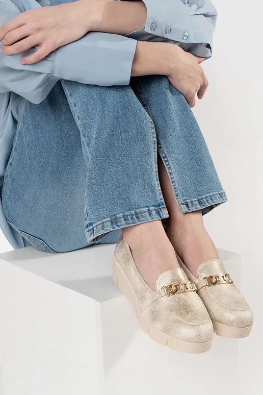 Goldene Mokassins auf Wedge mit Kette