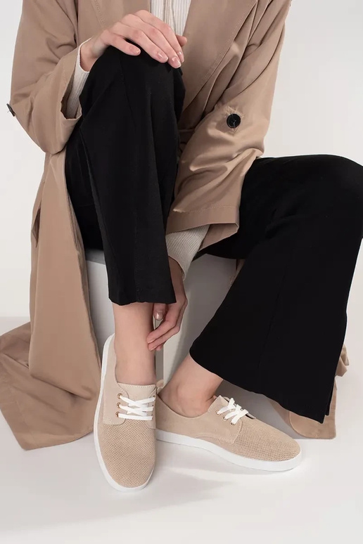 Sandfarbene Sportliche Schuhe aus... Sandfarbene Sportliche Schuhe aus...