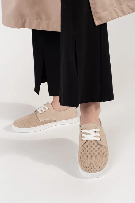 Sandfarbene Sportliche Schuhe aus... Sandfarbene Sportliche Schuhe aus...