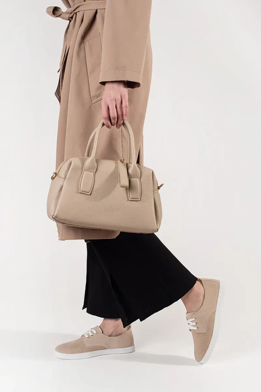 Sandfarbene Sportliche Schuhe aus... Sandfarbene Sportliche Schuhe aus...