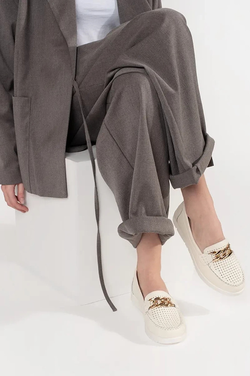 Beige Mokassins aus Leder mit Kette... Beige Mokassins aus Leder mit Kette...