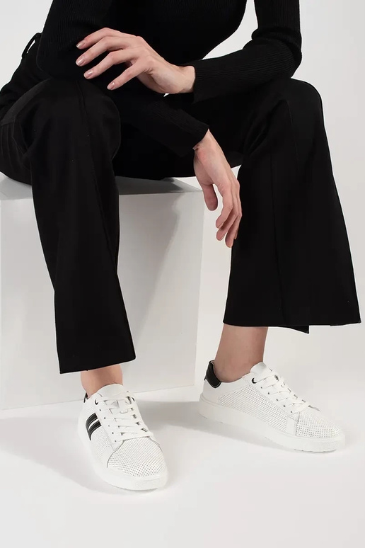 Weiße Sportliche Schuhe aus...