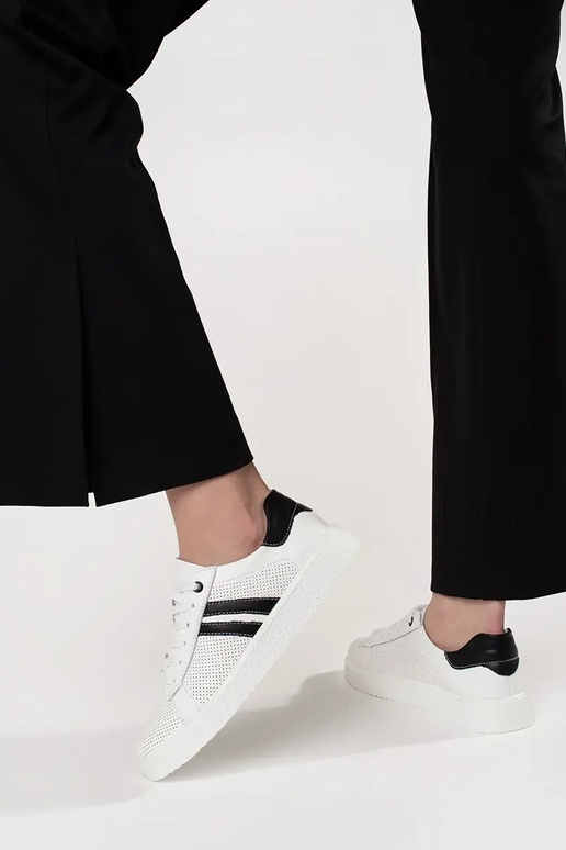 Weiße Sportliche Schuhe aus...