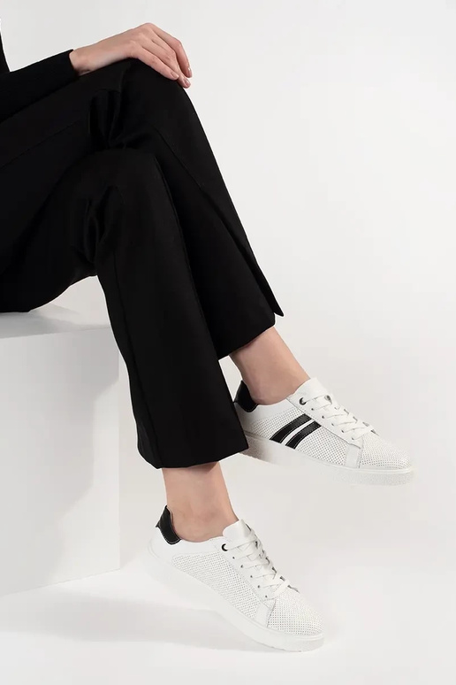 Weiße Sportliche Schuhe aus...