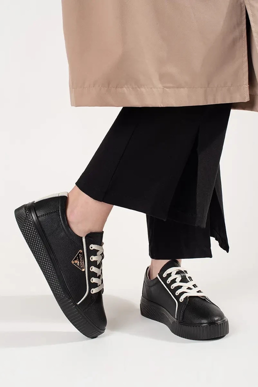 Schwarze Sneakers aus Leder auf... Schwarze Sneakers aus Leder auf...