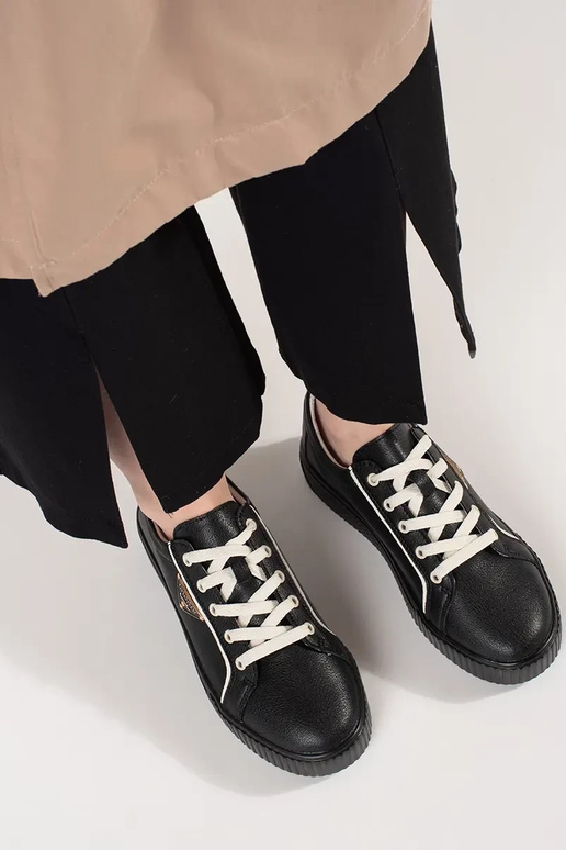 Schwarze Sneakers aus Leder auf... Schwarze Sneakers aus Leder auf...