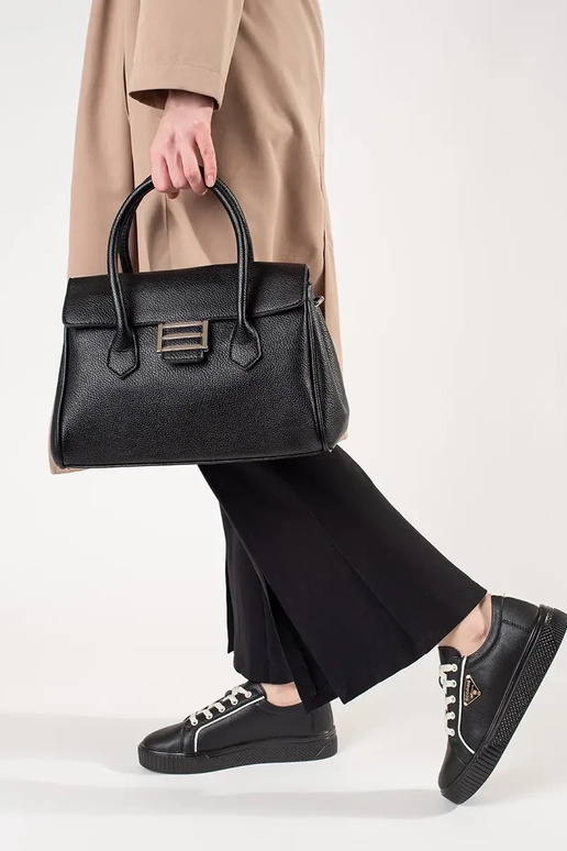 Schwarze Sneakers aus Leder auf... Schwarze Sneakers aus Leder auf...