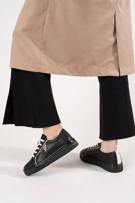 Schwarze Sneakers aus Leder auf... Schwarze Sneakers aus Leder auf...