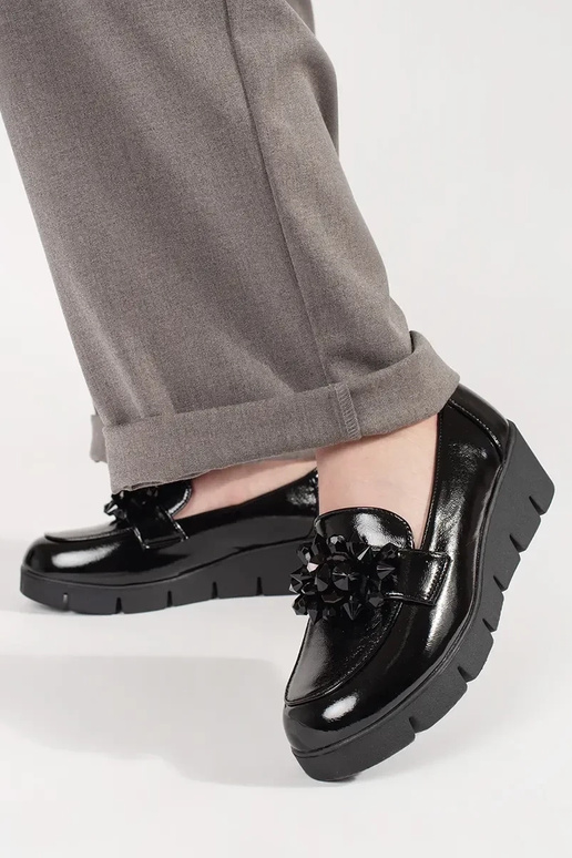 Schwarze Mokassins auf Keil mit... Schwarze Mokassins auf Keil mit...