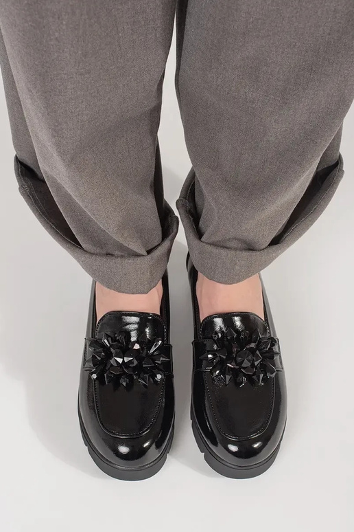 Schwarze Mokassins auf Keil mit... Schwarze Mokassins auf Keil mit...