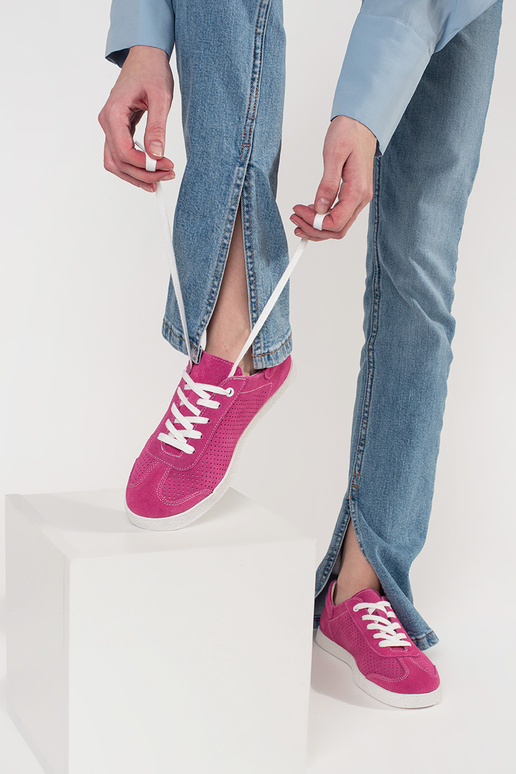 rosa Sneakers mit Lochmuster aus... rosa Sneakers mit Lochmuster aus...