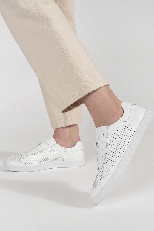 Weiße Mokassins auf Keil mit goldenen... Weiße Mokassins auf Keil mit goldenen...