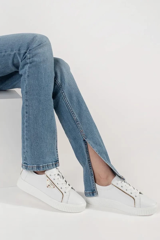 Weiße Sneakers mit dickem Sohlenprofil Weiße Sneakers mit dickem Sohlenprofil