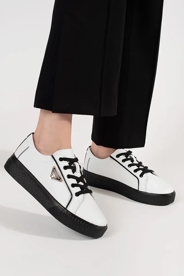 Schwarze und weiße Sneakers... 2