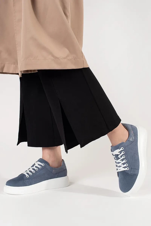 Blaue Leder Sneakers auf dicker Sohle