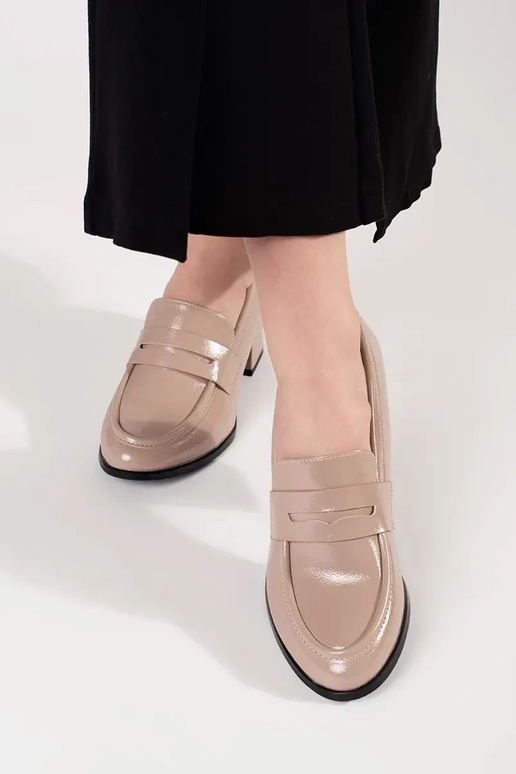 Sandfarbene Ankle Boots auf hohen... Sandfarbene Ankle Boots auf hohen...