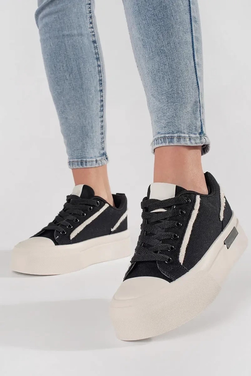 Schwarze und weiße Sneakers mit Plateau