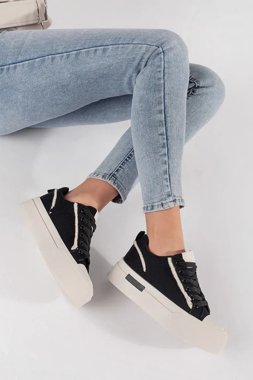 Schwarze und weiße Sneakers mit Plateau