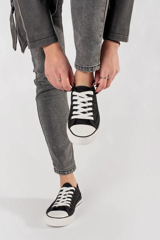 Schwarze durchbrochene Schuhe