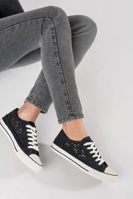 Schwarze durchbrochene Schuhe