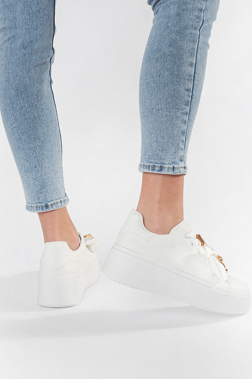 Weiße Sneakers mit goldenen Accessoires