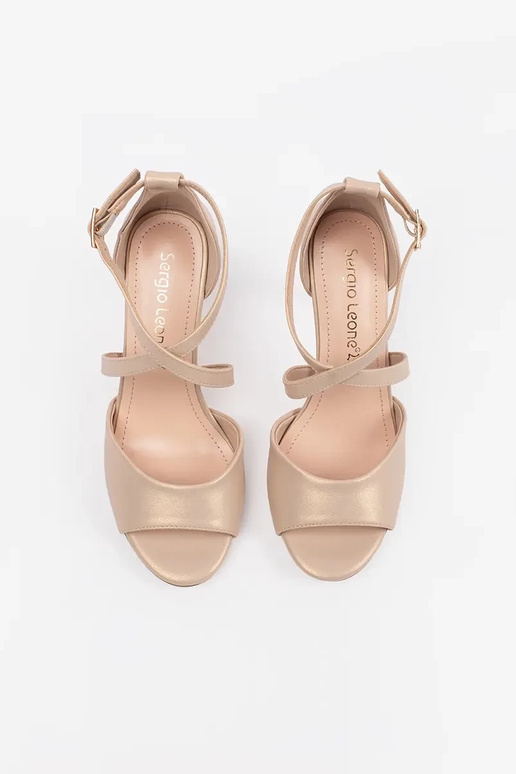 Weiße bequeme Wedgesandalen