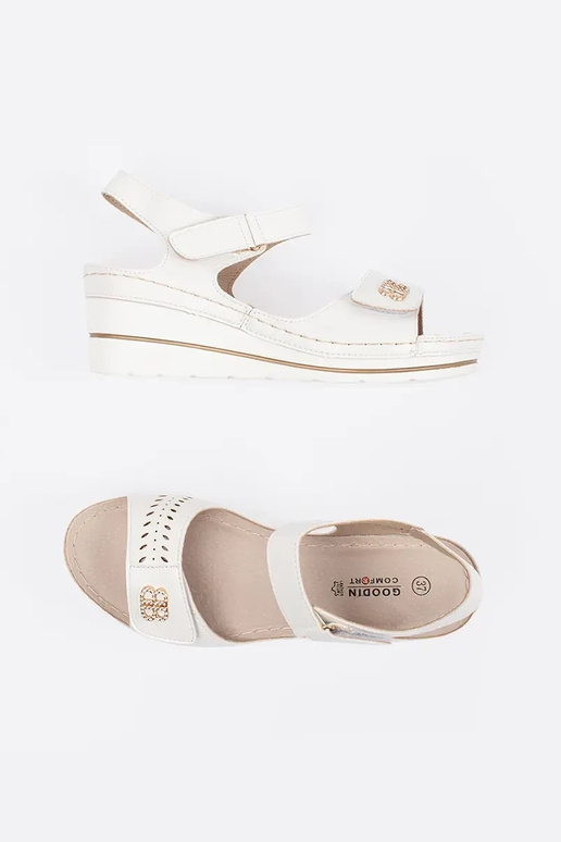 Weiße Wedgesandalen mit offenem Absatz