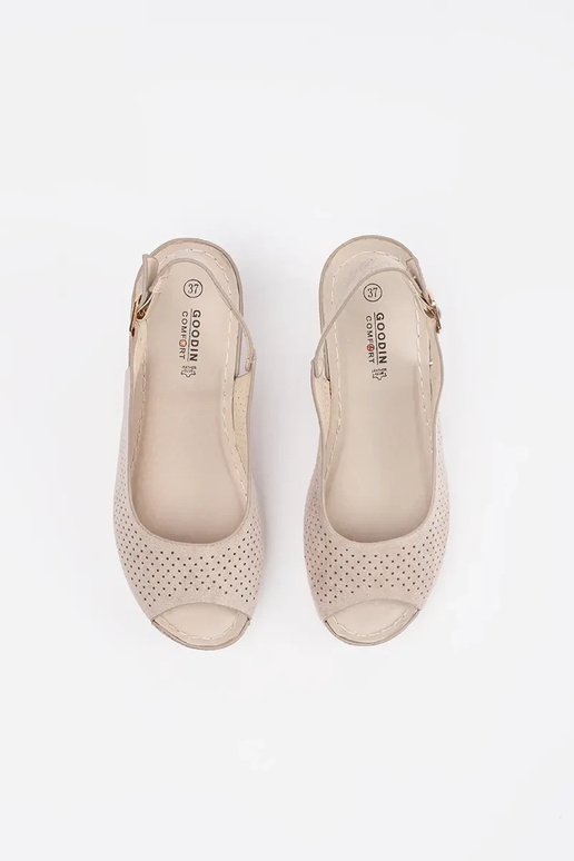 Ausschnittsandalen in sandfarben auf... Ausschnittsandalen in sandfarben auf...